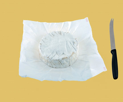 camembert Normand dans son emballage papier