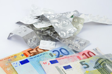 Geldscheine und leere Tablettenblister