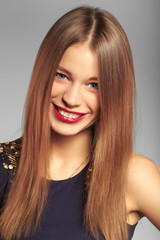 Naklejka premium portrait of friendly smiling teenage girl. studio shot. vogue st