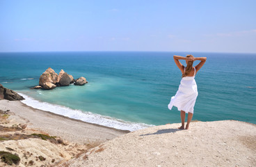 Meisje op zoek naar de zee in de buurt van de geboorteplaats van Aphrodite, Cyprus