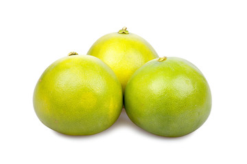 Drei ganze Pomelo Früchte