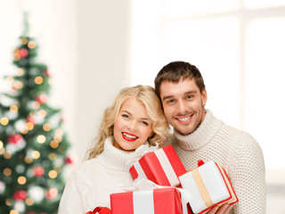Obraz na płótnie Canvas smiling woman and man with gift box