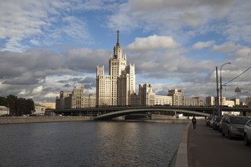 Fototapeta na wymiar Высотка на Котельнической набережной в Москве