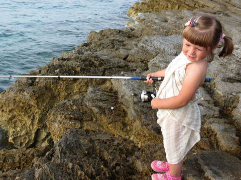 bambina che pesca