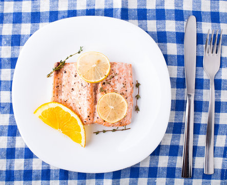 Salmon fillet with citrus and thyme