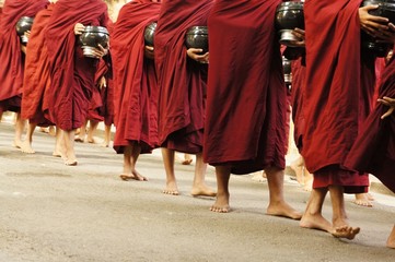 monkfeet monastery 3d people red walk