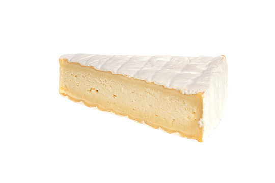 une portion de camembert Brie sur fond blanc