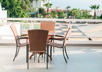 Fototapeta na wymiar Stół z czterema krzesłami stojących na tarasie na świeżym powietrzu