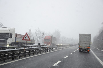 Fototapeta na wymiar zła pogoda na autostradzie