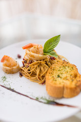 Prawn fried spaghetti with garlic bread