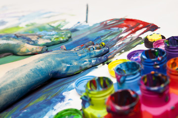 Obraz premium Handles small child soiled with paint