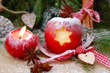 Weihnachtskarte -  rote Kerze und Weihnachtsapfel mit Stern - Weihnachten Dekoration