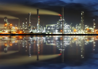 Fototapeta na wymiar Rafinerii ropy naftowej w nocy