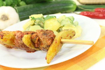 Kartoffel-Gurkensalat mit Feuerspießen