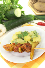 Kartoffel-Gurkensalat mit Feuerspießen aus Schweinefleisch