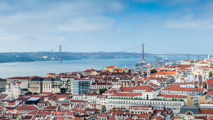 Lisbonne vue sur le pont enjambant le Tage