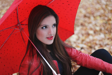 junge Frau mit Regenschirm