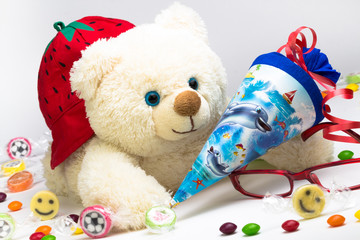 liegender Teddy mit Schultüte