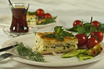 Peynirli su böreği ve çay