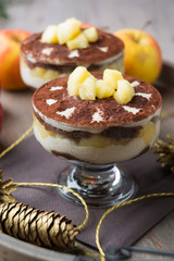 Vanille-Schoko-Dessert mit karamellisierten Äpfeln