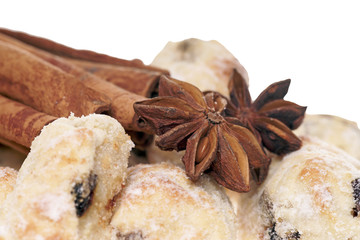 Weihnachtsgebäck mit Sternanis und Zimtstangen