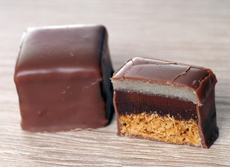 Dominosteine auf einem Holzbrett