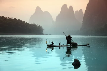Foto auf Acrylglas Guilin Chinesischer Mann fischt mit Kormoranvögeln