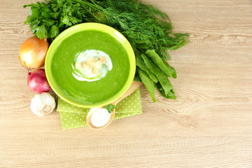 Tasty spinach soup, on wooden table