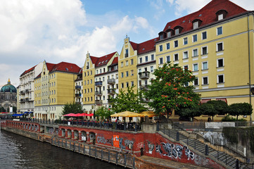 Obraz premium Berlino, case sulla Sprea (Spree) al Nikolaiviertel‎