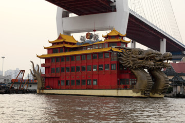 Obraz premium Dragon ship restaurant on Huangpu river in Shanghai