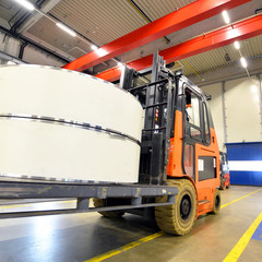 Gabelstapler in Produktionshalle