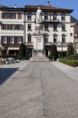 The statue that the city of Como has dedicated to his illustriou