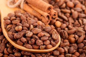 Scattering of coffee beans and cinnamon sticks.