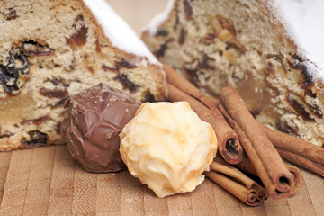 Christstollen mit Zimtstangen und Trüffel
