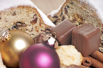 Christstollen mit Dominosteine und Christbaumkugeln