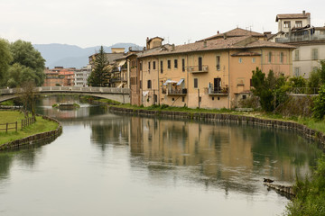 Fototapeta na wymiar Velino most i stare domy, Rieti