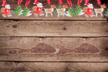 Weihnachtsanhänger am Holzbrett