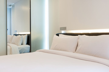 Fototapeta na wymiar luxury white bedroom