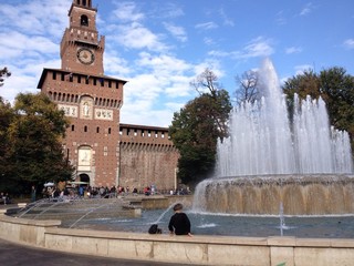 Bagno nella fontana del castello Sforzesco di Milano