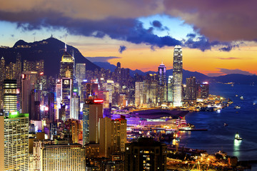Obrazy na Plexi  Zatłoczone centrum i budynek w Hongkongu o zachodzie słońca