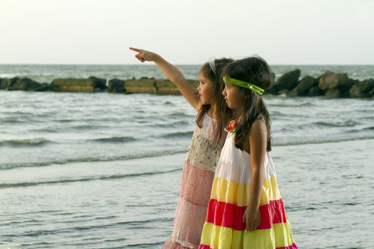 Dos niñas a la orilla de una playa