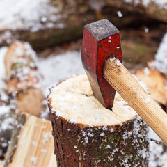 Schöne Winterarbeit - Kaminholz spalten