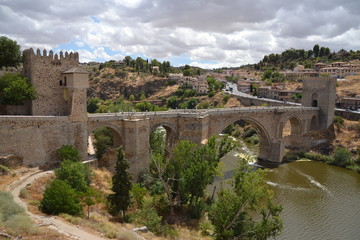Fototapeta na wymiar San Martin Bridge w Toledo