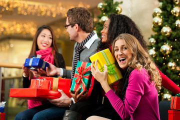 Freunde kaufen Geschenke an Weihnachten