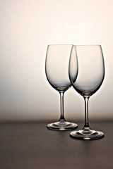 Bodegón de dos copas de vino vacías. Concepto de brindis, pareja.