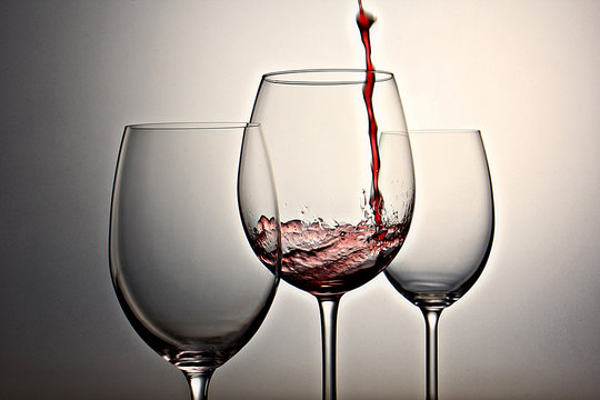 tres copas de vino, primer plano, fondo horizontal