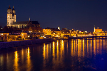 Fototapeta na wymiar Magdeburg Cathedral w nocy - jesień 2013