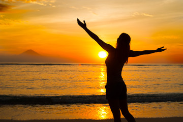 Fototapeta premium Woman watching sunset