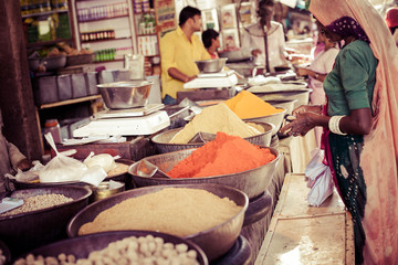 Marché des épices traditionnelles en Inde.