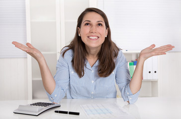 Happy day - junge Frau hat ihren Traumjob - Büro